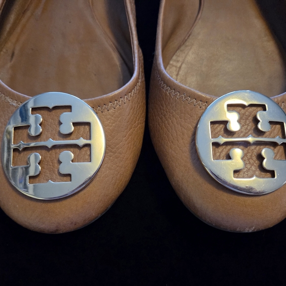 Tory Burch Tan Flats with Gold Logo - Picture 3 of 9